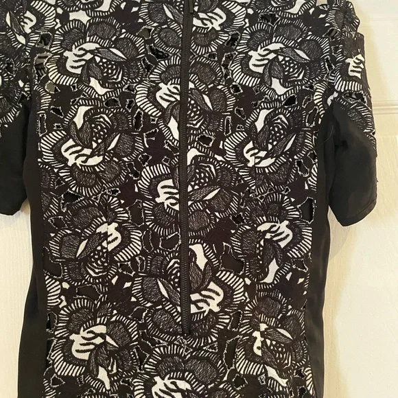Nanette Lepore Black and White Floral Lace-Effect Short Sleeve Top - Picture 3 of 6